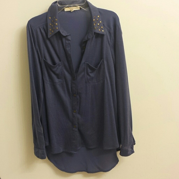 SOLD✔Slight High low Button Up with studded collar - Picture 1 of 3