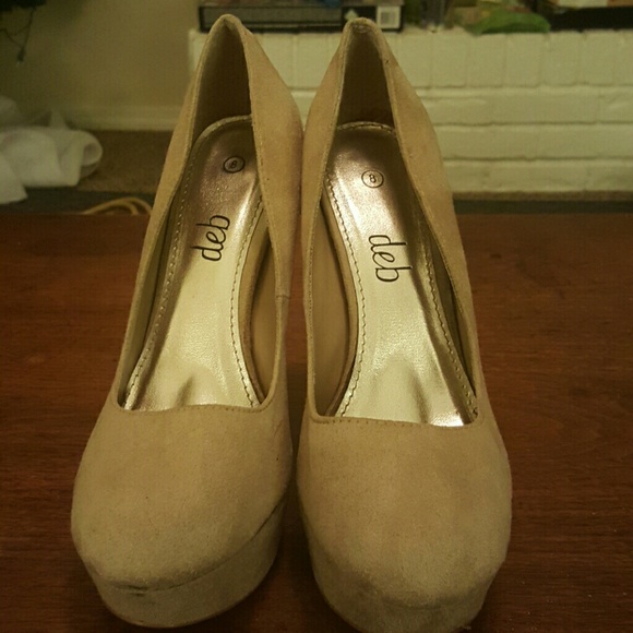 Size 8 platform pumps