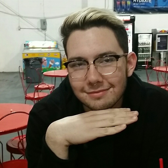 Meet your Posher, Claudia