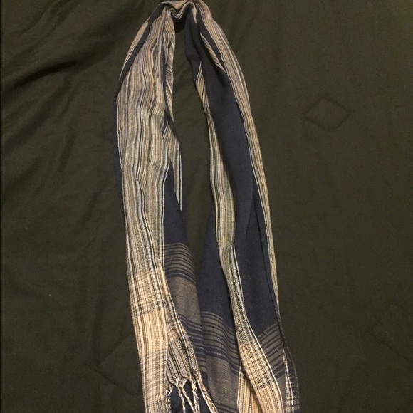 Blue pattern scarf - Picture 2 of 3