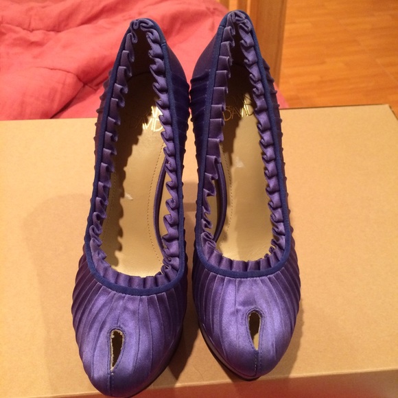 JoAn & David peep-hole lavender pumps