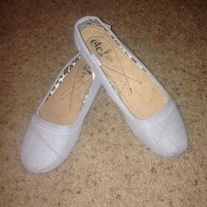 Unique gray/tan flats never worn size 7/8