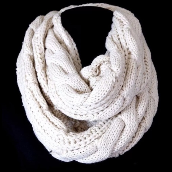 B167 Ivory Chunky Cable Knit Infinity Scarf - Picture 3 of 4
