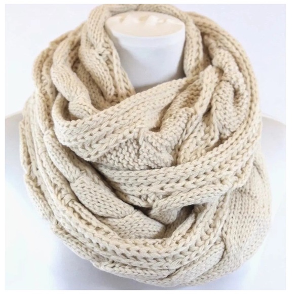 B167 Ivory Chunky Cable Knit Infinity Scarf - Picture 4 of 4