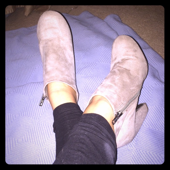 Cute tan suede booties!