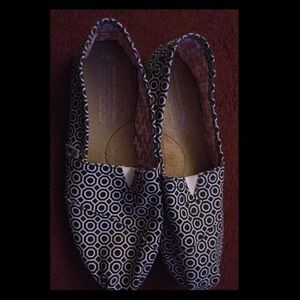 NWOT navy blue and white TOMS