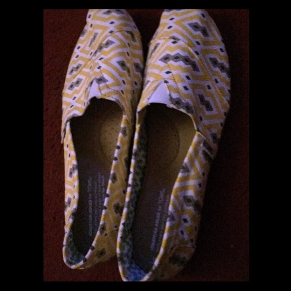 NWOT grey and yellow TOMS