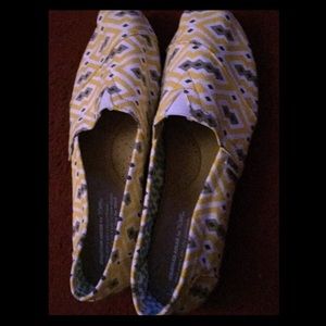 NWOT grey and yellow TOMS