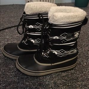 Snow boots