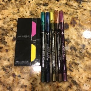 **Bundle** 2 eyeshadow and 5 eyeliners