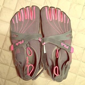 FILA 4-toed running shoes sz 8 gently used