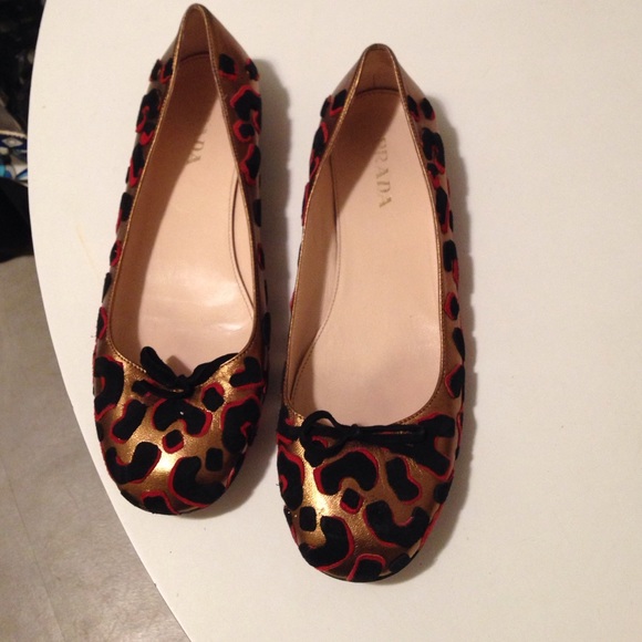 Red gold & black brocade designed shoes💥💥sale - Picture 1 of 4