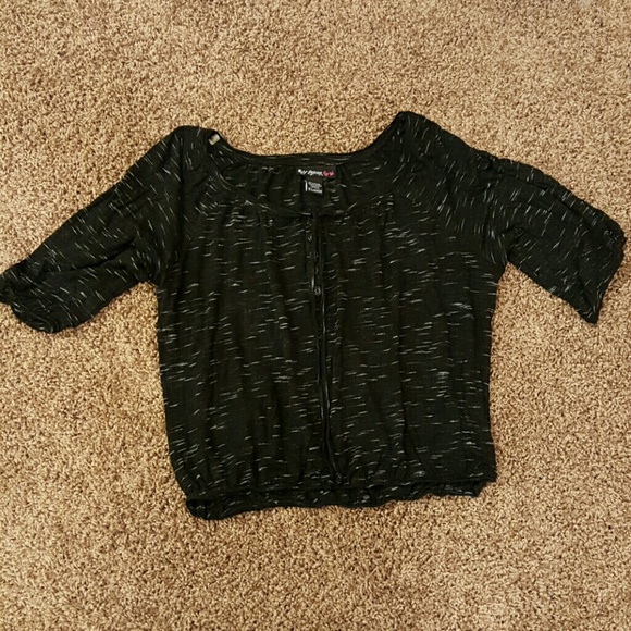 Cute 3/4 sleeved crop top.