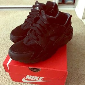 Black Huarache Run