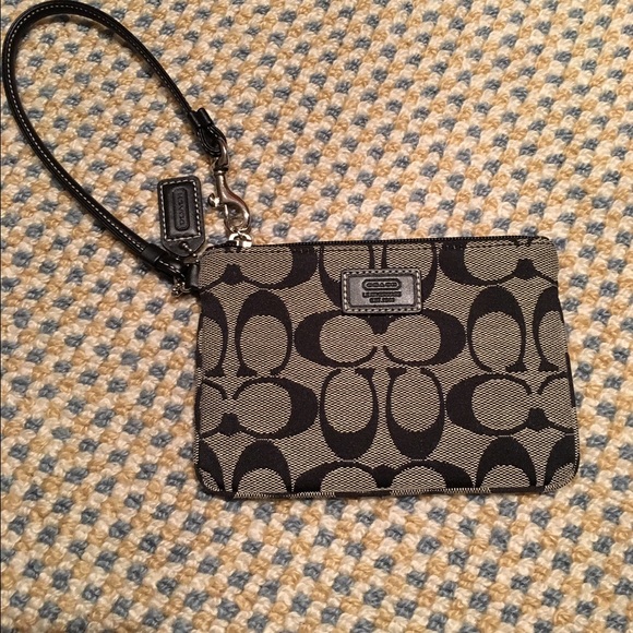 ✨Coach Wristlet✨