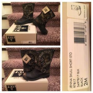 FRYE: Jenna Skull Short (SIZE 2)