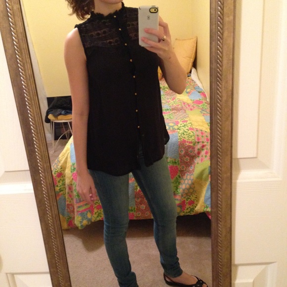 Lace collar sleeveless blouse