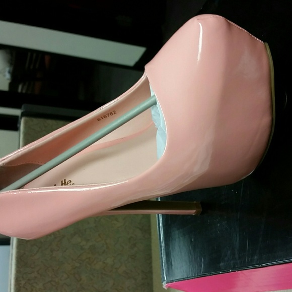 Charlotte Russe Platform Pumps - Picture 2 of 4