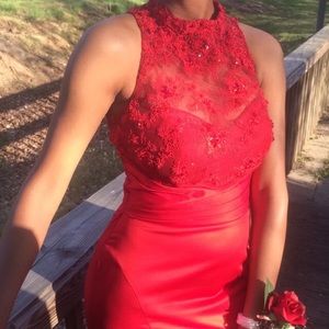 Beautiful red prom dress 😍