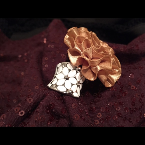 Daisy ring. - Picture 1 of 4