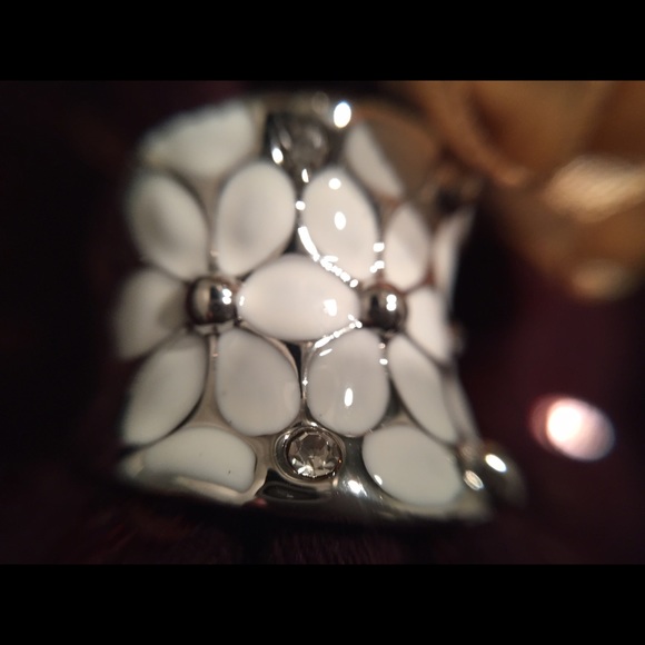 Daisy ring. - Picture 2 of 4