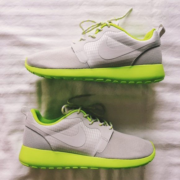 Nike Shoes - Nike Hyperfuse Roshe Run Sneakers