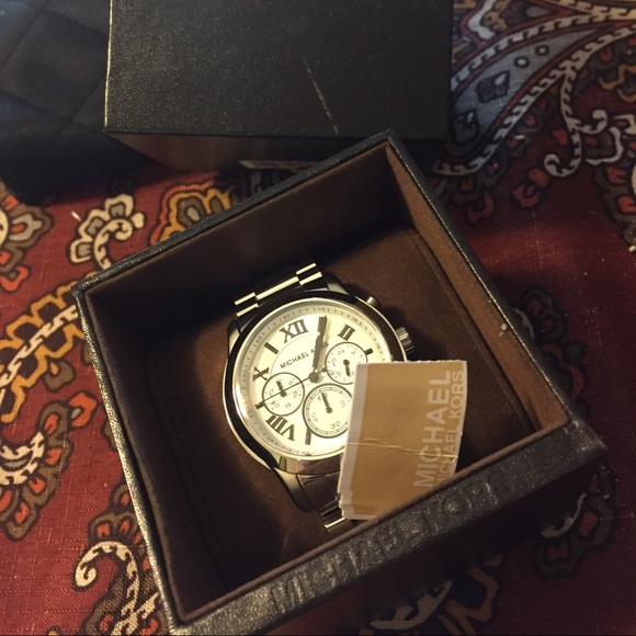 100% ORIGINAL, NEW WITH TAGS. silver color