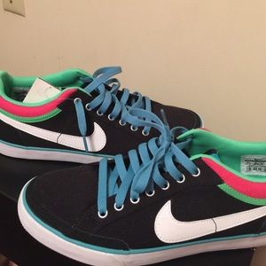 Nike sneakers; women's 8.5