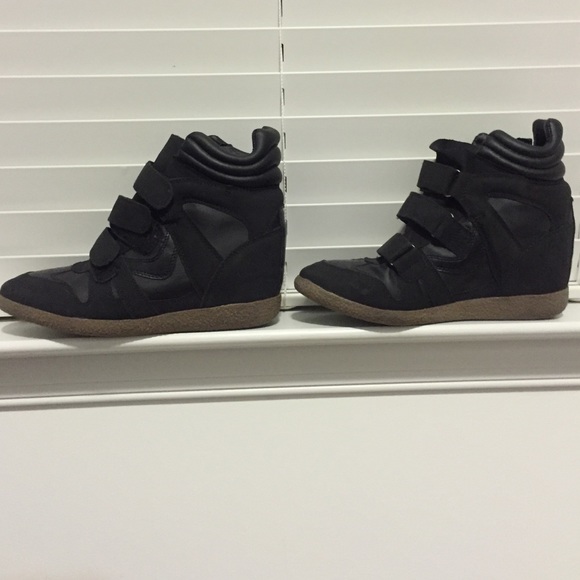 Heel tennis shoes