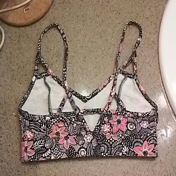 A pretty cute crop top - Picture 2 of 2