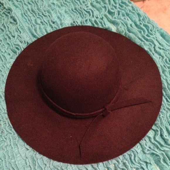 Black floppy hat!