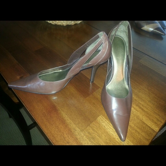 Brown leather pump