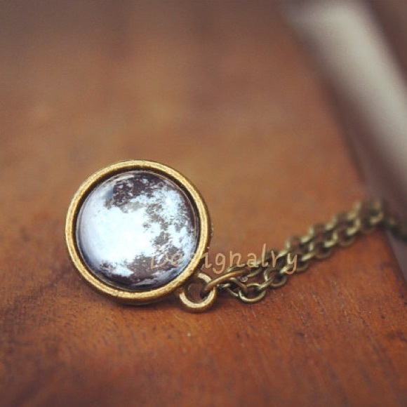Moon in glass ball vintage necklace - Picture 2 of 4