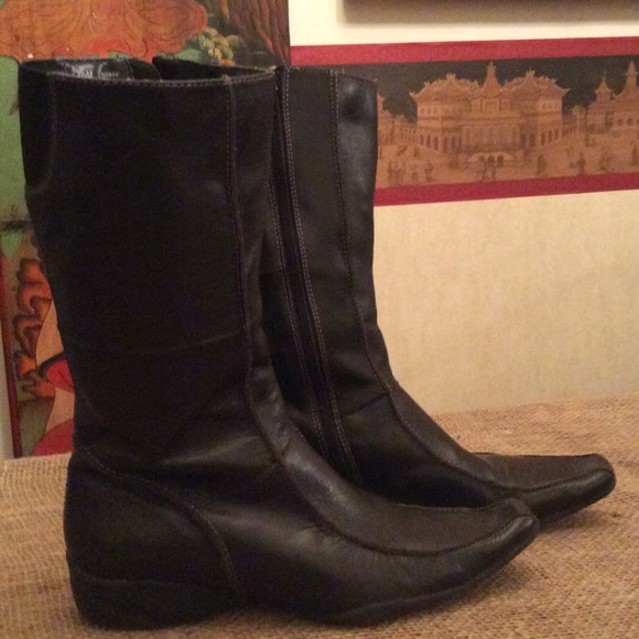 Kenneth Cole Reaction 71/2 black leather boots.