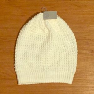 White knitted beanie