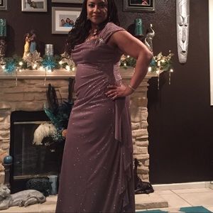 Christmas gown only worn once. Excellent condtn.