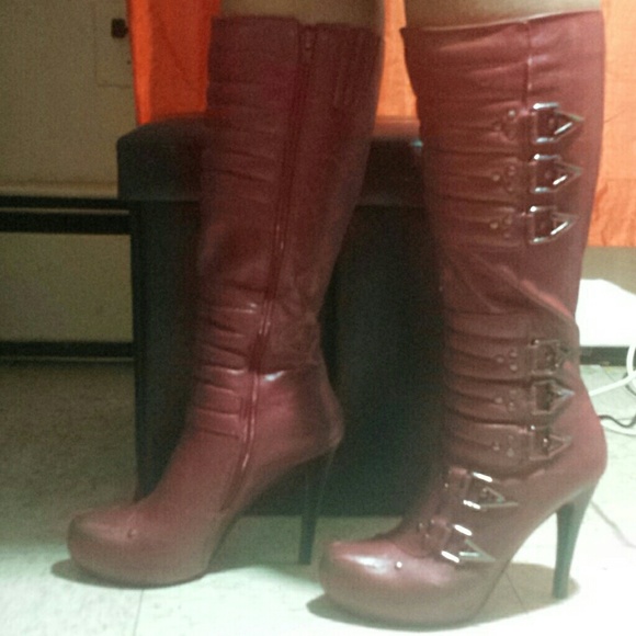 Red stud boots - Picture 2 of 4