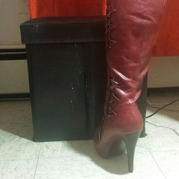 Red stud boots - Picture 4 of 4
