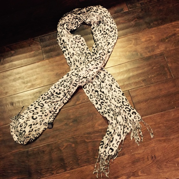 Black and white leopard print scarf