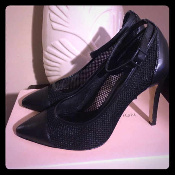 Black bcbg pumps