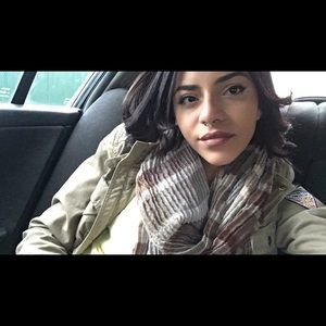 Meet your Posher, Desi