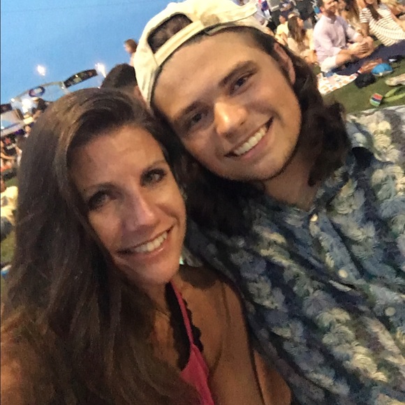 Meet your Posher, LeAnn-Focus On Life Apparel - Picture 3 of 8