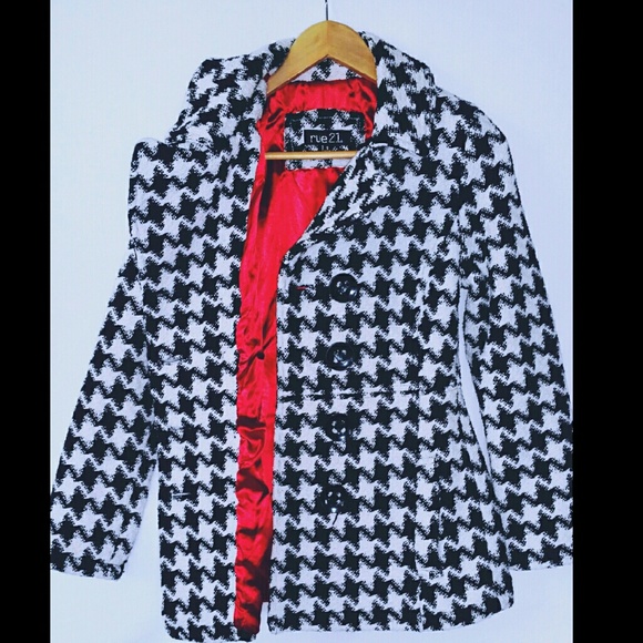 Gorgeous Black and White Houndstooth Peacoat