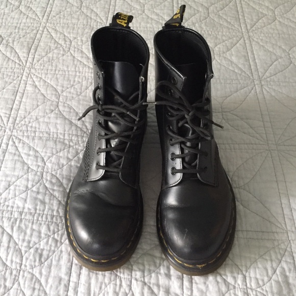 EUC Dr Martens Air Wair black combat boots W8.