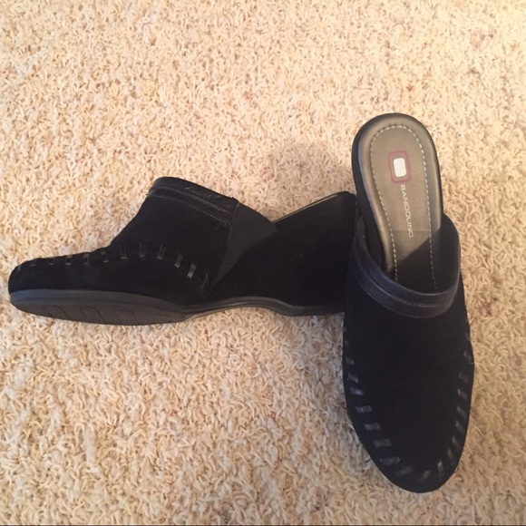Bandolino size 8 closed toed black heeled shoes.