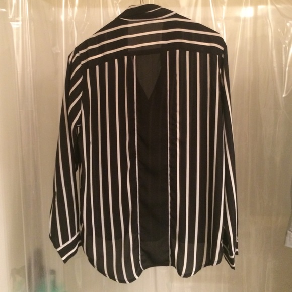 Black and white hi-low shirt - Picture 3 of 4