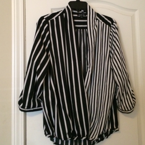 Sexy & slimming striped blouse!
