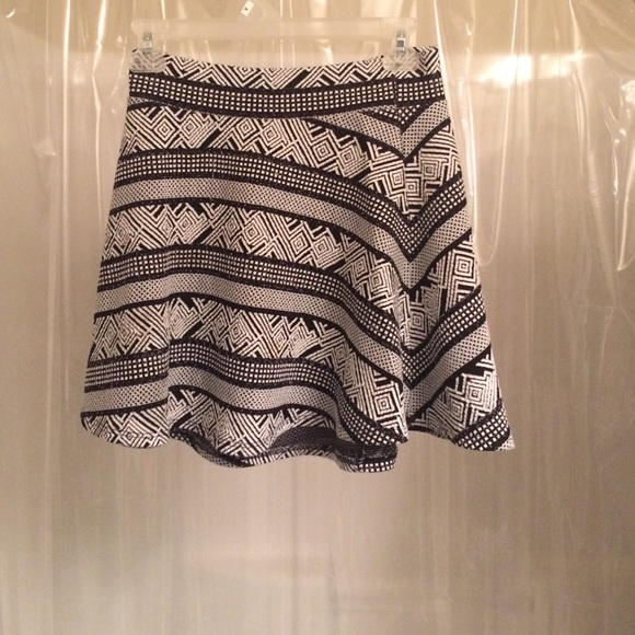 Black and white skirt. - Picture 1 of 4