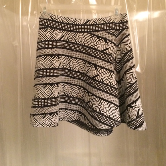 Black and white skirt. - Picture 2 of 4
