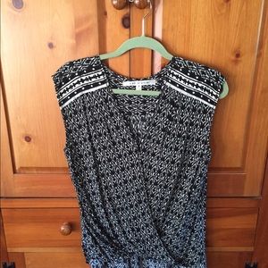 Max Studio sleeveless high/low woven top